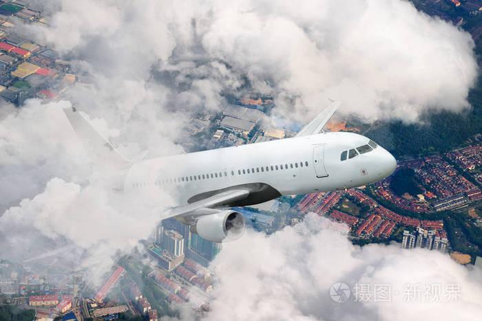 城市上空的飞机. 白色客机爬过云层. 飞机和城市. 交通和旅行.