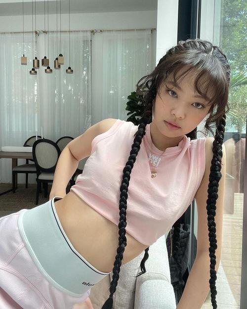 金智妮的身材有多好,穿黑色吊带拍大片,身材挺拔饱满真让人羡慕