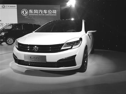 楚天金报讯 图为:神龙首款挂双飞燕标车型l60亮相北京 记者陈乐摄