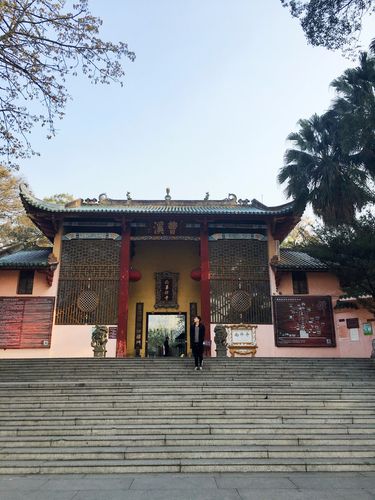 以六祖惠能在曹溪宝林寺演法而得名.曹溪被看做"禅宗祖庭".