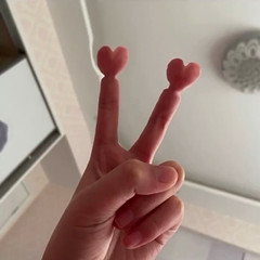 主要是各种的方式用手指比心,包括超多用手指被门夹了变爱心来比心的