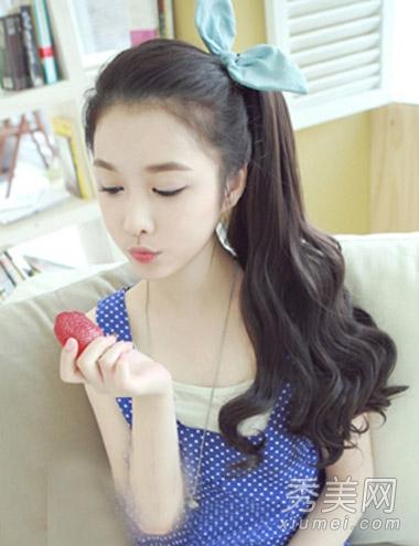 把长卷发扎一个高高的马尾侧放在一侧看起来更显可爱,露出饱满的额头