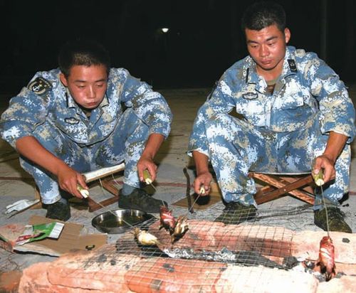 解放军守岛官兵生活苦用啤酒洗澡