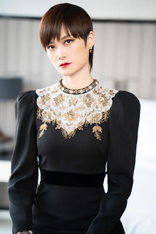 李宇春金色花卉刺绣礼服性感图片写真