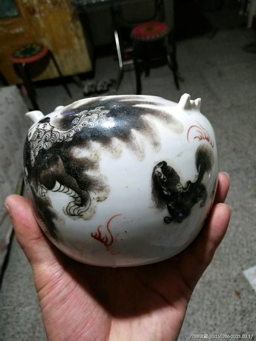 >> 清代名家方家珍黑狮子壶一把,品相如图,缺一只耳,口沿有一个小擦皮