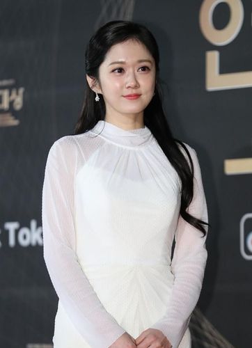 张娜拉满脸"水光感",娇小身材穿一身白,气质清纯像小姑娘