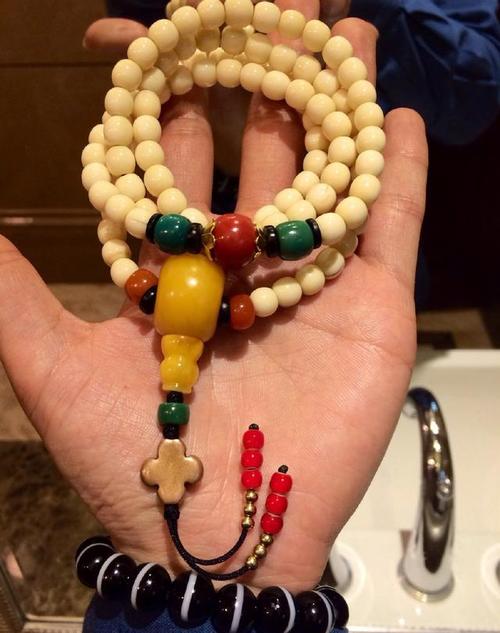 ﻿注意看这佛头两侧是有隔珠的,还有一组主隔珠,有3颗,之间一颗