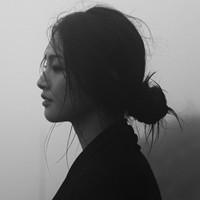 黑白女生头像高冷带字_微信头像图片大全
