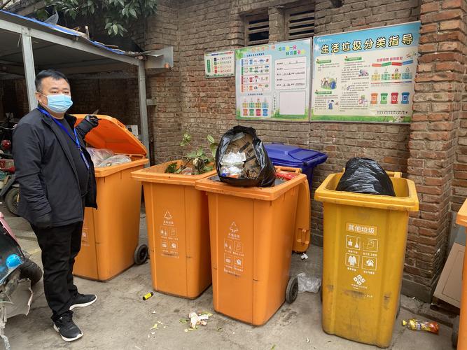 垃圾桶满溢,垃圾桶周围脏乱.