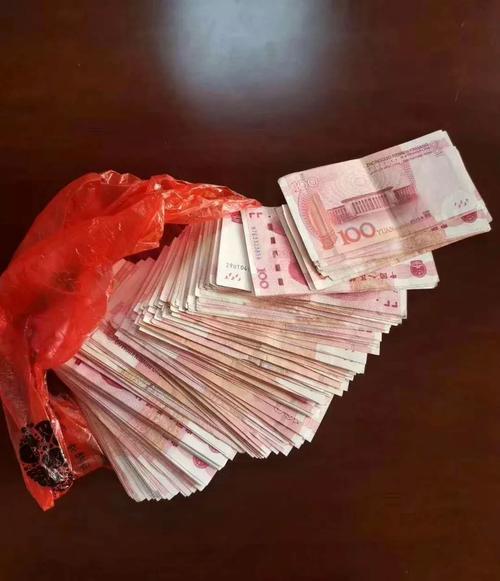 一女子在镇政府放下一叠钱转身就走