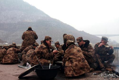 解放军炊事班经典的行军锅.