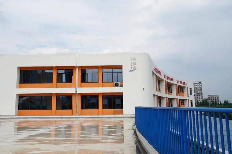 近日,镜湖新区官微发布消息,鲁迅小学镜湖文源校区和北海小学教育集团