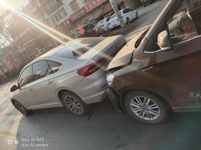 4t豪华版,等红灯时被追尾,对方全责,报报险了,明天去4s店定损维修