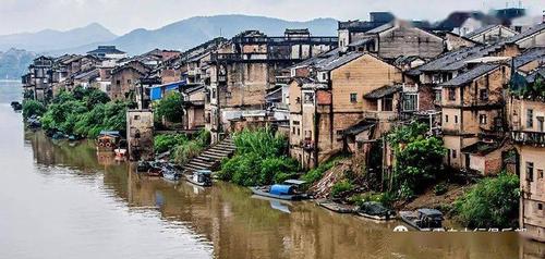 抵达午餐,抵达后游梅县松口镇(游览时间1小时):是岭南四大古镇之一