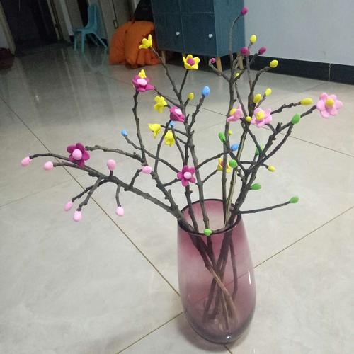 接完弟弟,在幼儿园门口发现的树枝挺不错,就用了超轻粘土装扮一些花儿