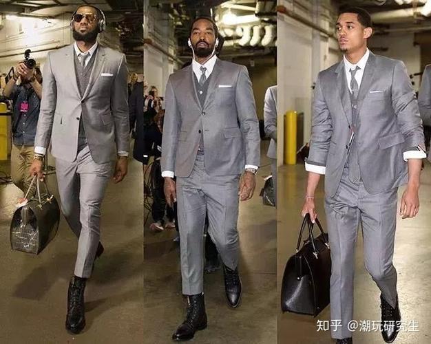季后赛期间,詹姆斯送给前队友的西装,骑士球员在通道上整装待发,让懵