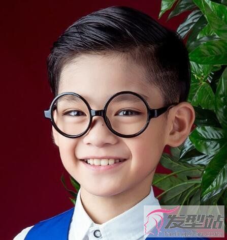 小男孩背头帅气发型 酷炫清爽从小就很潮