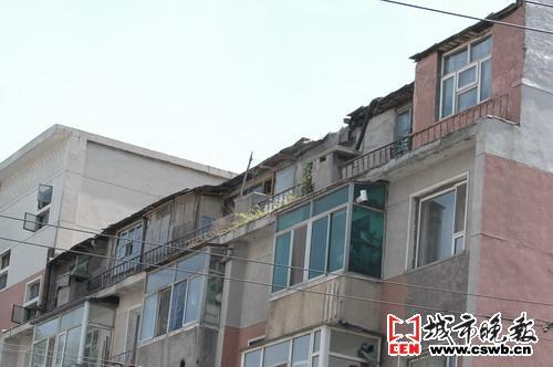 楼顶平台 居民搭棚当厨房(图文)