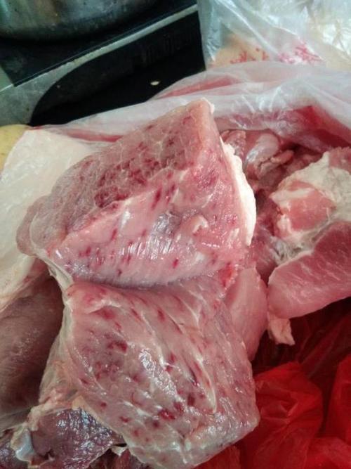 猪肉前腿肌肉上有好多红点,表皮上没有,是不是病猪或者怎么样?附图