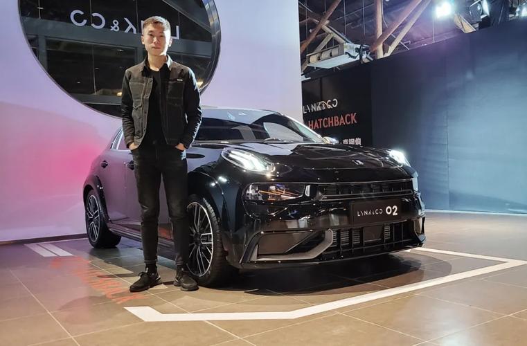 领克02 hatchback内饰公布,燃不燃?