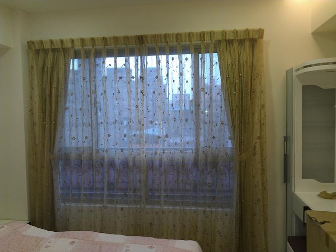 建议业主将窗纱挂在裏层.更显不同风情!