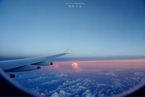 最爱在飞机上拍云彩,每次旅行的固定项目,这次刚好又赶上日出~ 睁开眼