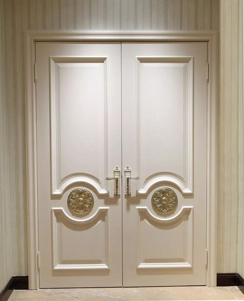 (图片来源:王朝木门公众号,侵删) 法式描金精美花纹木雕 在空间中