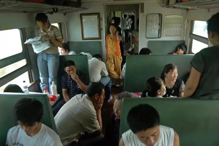 你没见过的绿皮火车里的百态人生