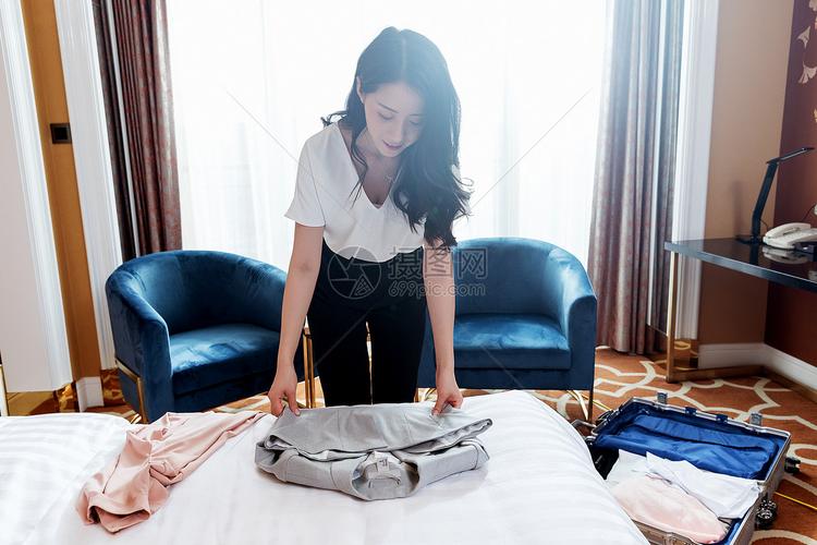 酒店客房收拾行李的女人