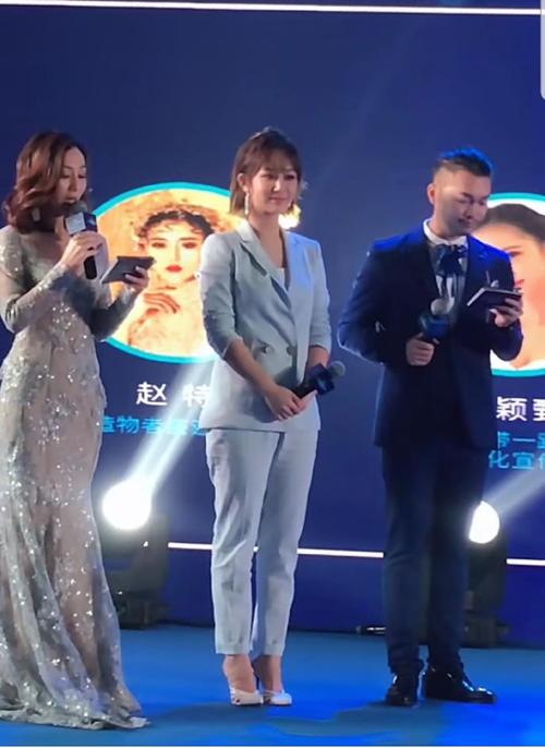 杨紫活动生图曝光,踩了恨天高身材竟还是五五分