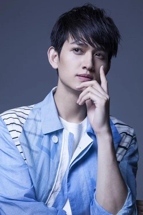 我对马天宇了解很少,但是马天宇真的是五官精致,男生女相,尤其是眼睛