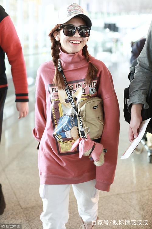 明星爱大牌:小七赖美云教你马丁靴穿出俏皮感