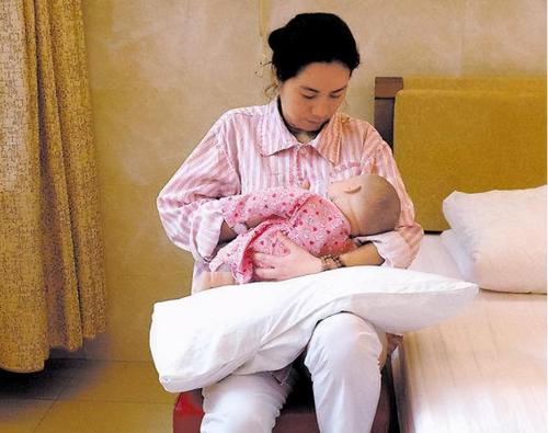 在宝宝出生之后,妈妈就要抱着宝宝, 让宝宝自己寻找"奶源",这样