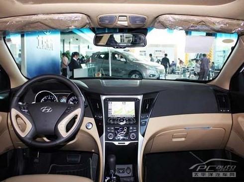 【第八代索纳塔内饰】与出色的动力相匹配的,它搭载同级车型中少见的