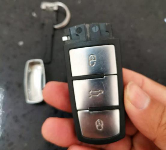 大众cc迈腾b7l钥匙更换电池教程
