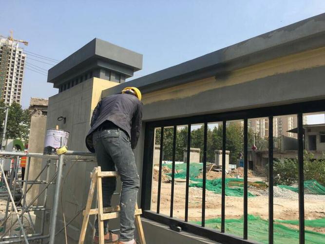 贞观路北段围墙真石漆刷底漆,刷底漆面积128㎡