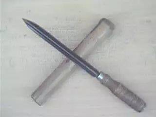 最大尺寸的三棱刮刀是一尺二长,和军刺的长度差不多.