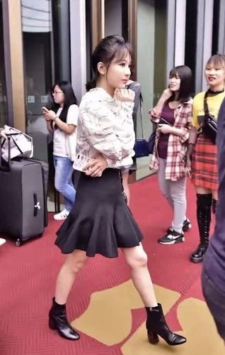 杨紫形象真崩塌了?高清镜头暴露真实身材,一米五比例太虐