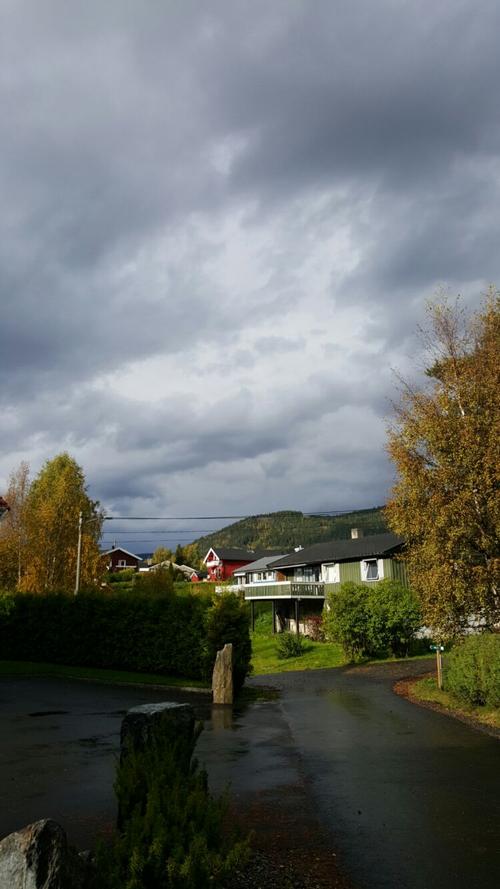 美丽的挪威乡村小镇slidre,这是初秋的一个雨过天晴的午后,阳光洒满了