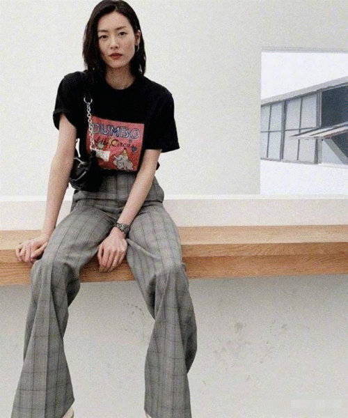 刘雯现身t台这一身简直让人怀疑人生网友直呼太大胆了