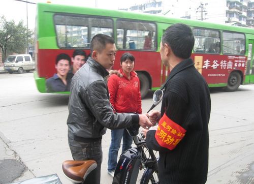 文明劝导员规范行人交通安全