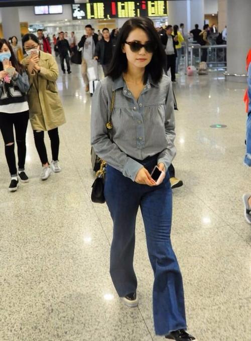 高圆圆穿裙子无疑是气质女神,可穿上紧身裤大不一样,胯宽的很!