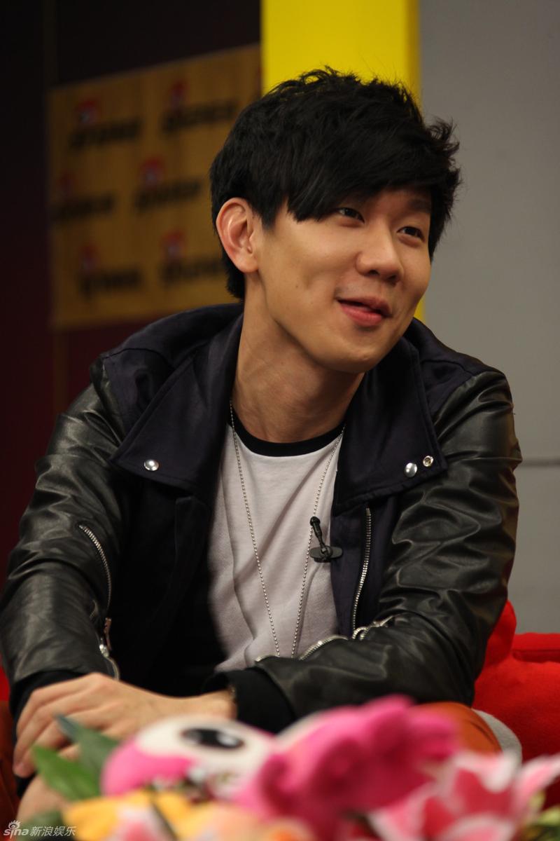 林俊杰做客新浪聊天 吐舌卖萌酒窝俏皮
