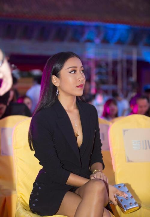 原来丑和黑真没关系,看完吉克隽逸卸完妆之后,网友们坐不住了!