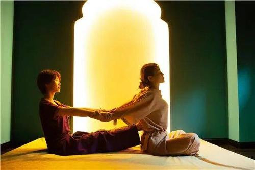 按摩师用缓慢而温和的力度 进行踩背,跪背,缓解客人平日的肌肉酸痛 !