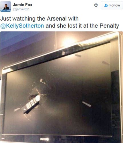 【欧冠】阿森纳球迷怒砸电视机 囧叔想看进球大战