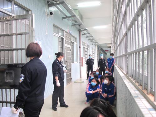 30余名在押人员被安全押解到各区属看守所,有效缓解了疫情以来我所女