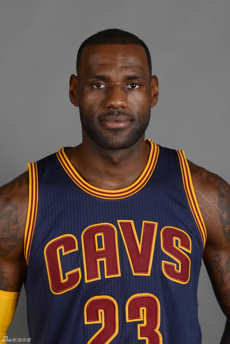 骑士队新赛季定妆照 三巨头喜庆合影