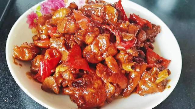 分享个家常烧鸡块特别的做法,微咸中带点甜,鲜嫩多汁特好吃