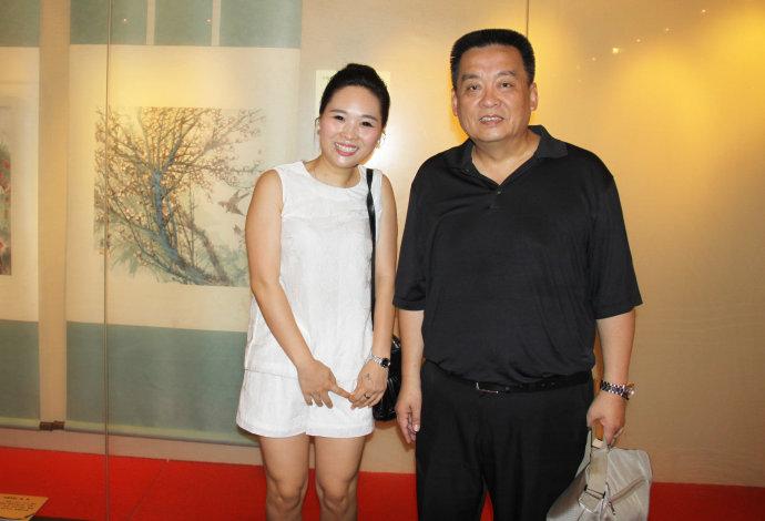 与青年国画家杨东音(左)合影.